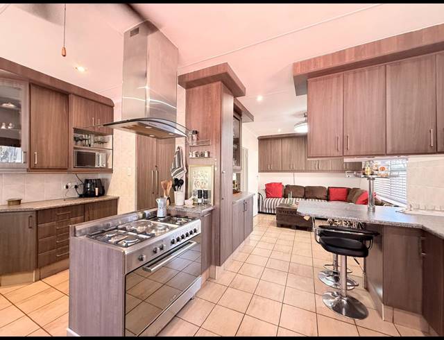 4 BEDROOM HOUSE FOR SALE IN SCHUINSHOOGTE